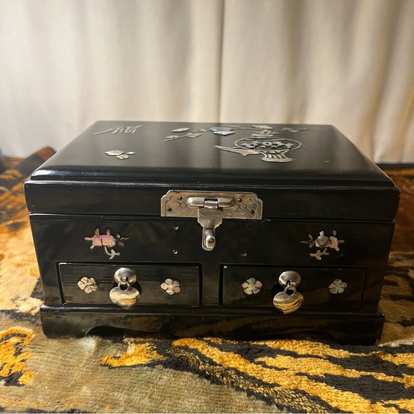 Beautiful Asian Black Laquer & Mother of Pearl Jewelry Box w/ Cherry Blossoms - Picture 2 of 16